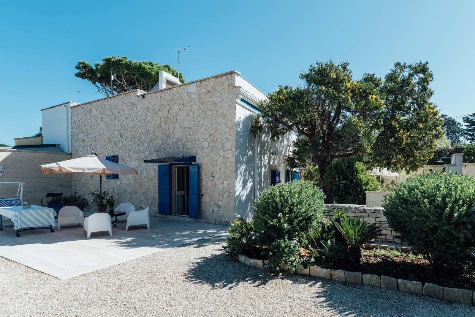 Vista frontale della villa